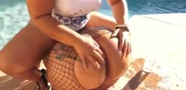  Thick juicy ebonies twerkin by the pool